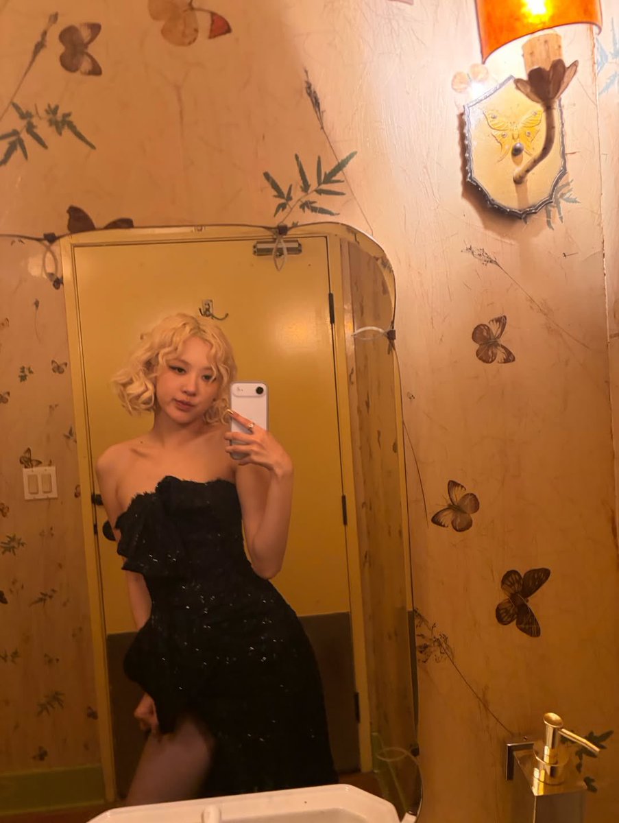 rovse's tweet photo. Mirror, mirror on the wall… who’s the sparkliest of them all? 🖤 https://t.co/9UruLCtFF3