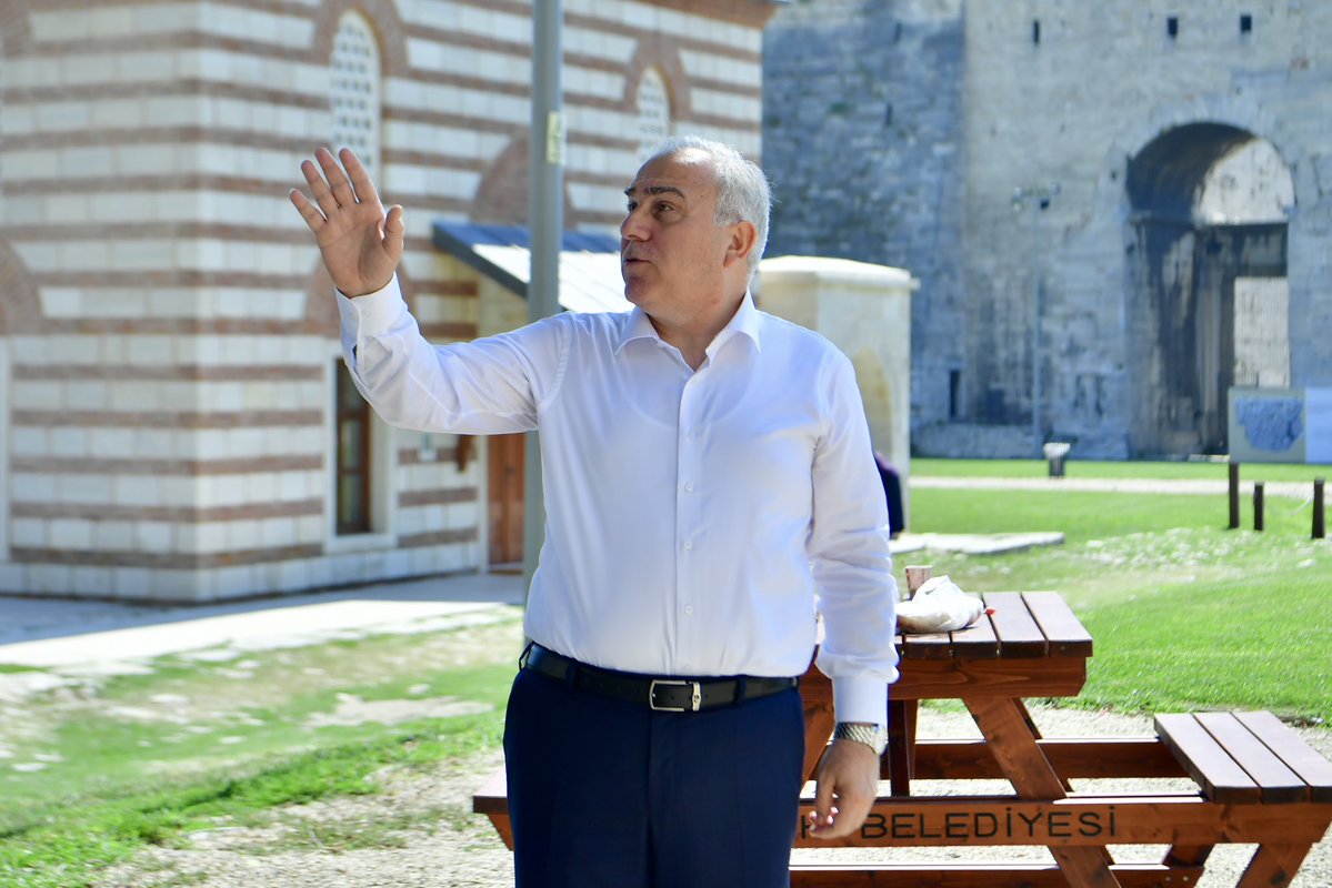 MErgun_Turan's tweet photo. Dünyanın en eski açık hava müzelerinden Yedikule Hisarı'mızdayız.

Osmanlı Devleti zamanında devlet ganimetlerinin muhafaza edildiği Hazine Kulesi'ndeki restorasyon çalışmalarımızı inceledik.

Gönüllü Turizm Elçisi olan gençlerimize de selam verdik. 

Hisarımıza geldiğinizde tarihsel süreci ile ilgili sorularınızı rahatlıkla sorabilirsiniz. 😊