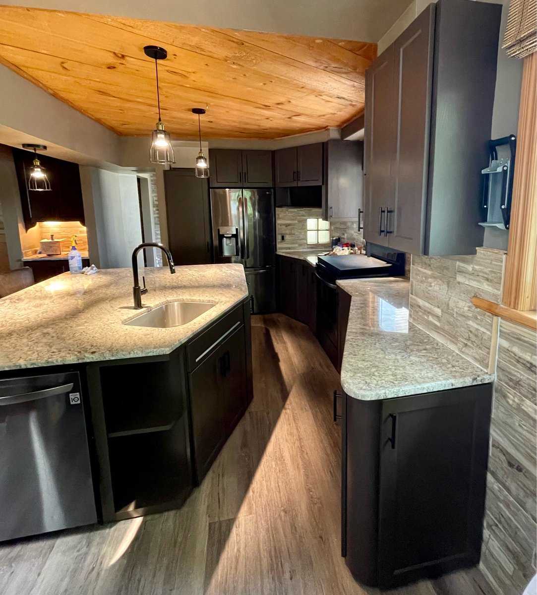 WePaintCabinets's tweet photo. We just refinished this entire kitchen in Benjamin Moore Brownstone. Smooth, rich, and built to last — no peeling, no cheap feel.

Professional refinishing turns dated laminate into something that looks brand new and holds up for years. https://t.co/FAoz4C1lc6