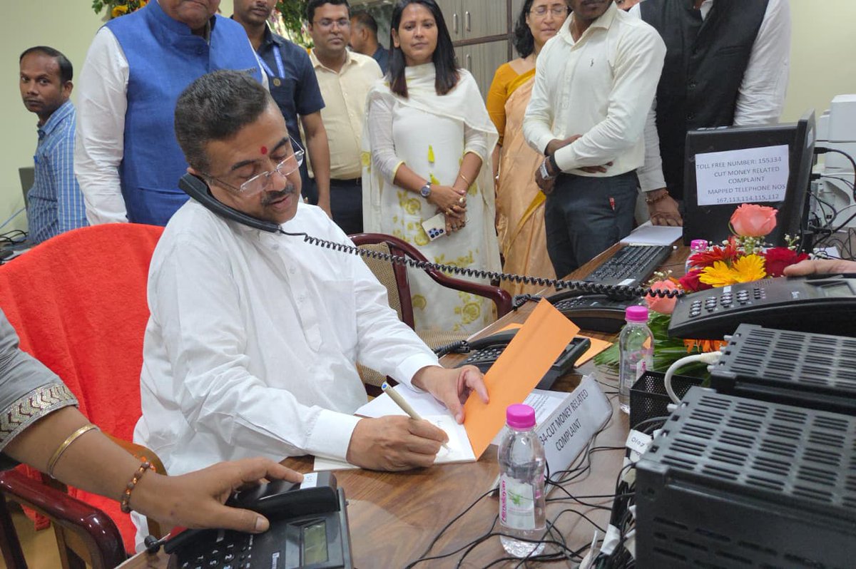 cmowbgov's tweet photo. Hon'ble CM Shri Suvendu Adhikari inaugurated the new Control Room at Nabanna &amp; launched four dedicated toll-free helplines for citizen complaints: Cut Money–155334,Syndicate Crime–155335,Illegal Toll–155337 &amp; Illegal Liquor–155339,reinforcing transparent &amp; accountable governance. https://t.co/FmQ8siFsfP