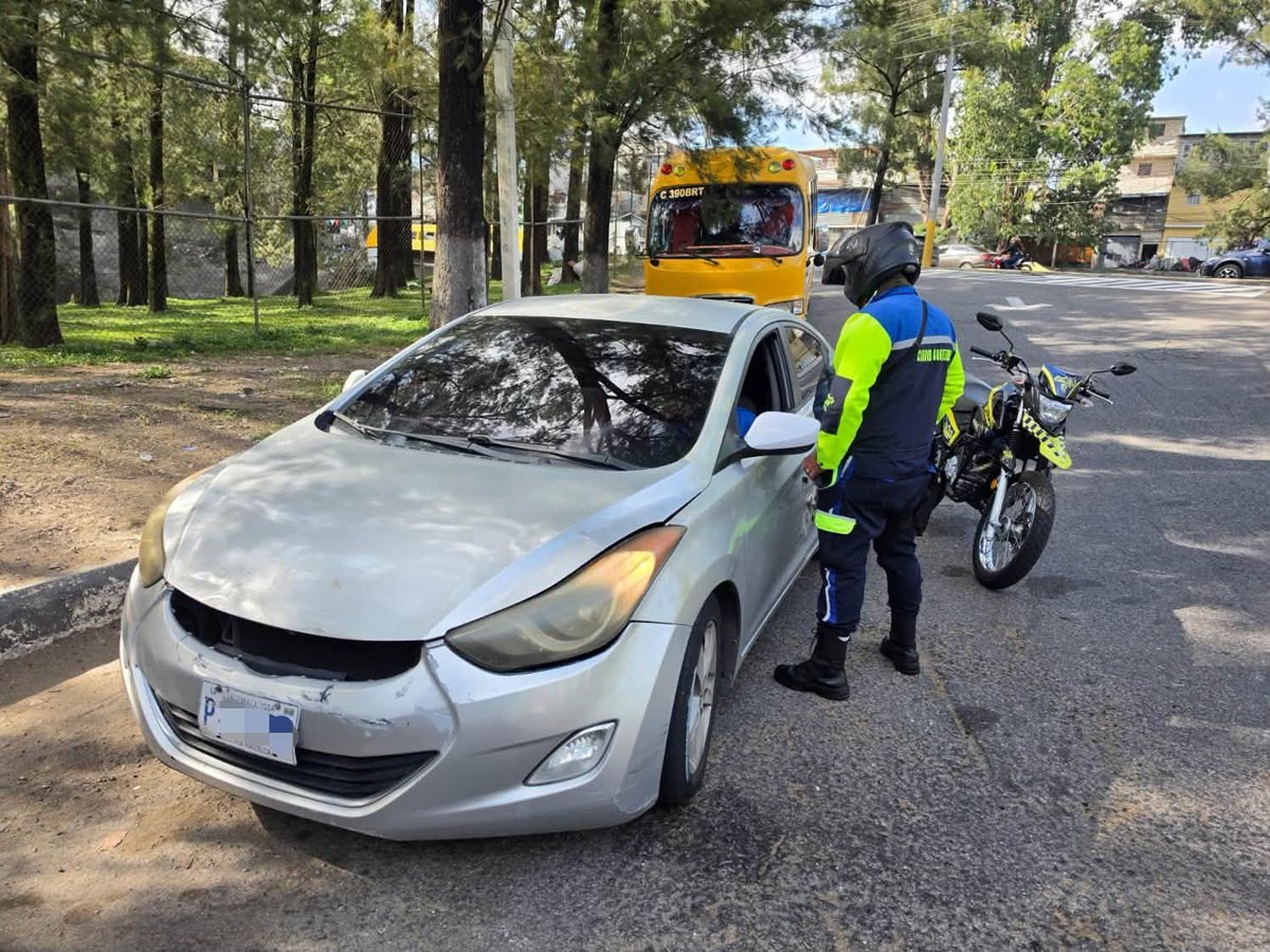vichoguate's tweet photo. PMT informa que marcó el alto a conductor tras irrespetar semáforo en zona 1.

Al revisar el sistema determinaron que tiene 28 multas notificadas. https://t.co/HkMjWWzIen