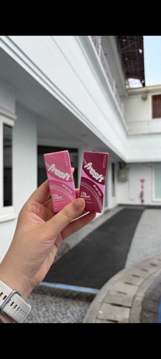 Titan_Millata's tweet photo. Semakin ke sini malah lebih suka makeup yang tipis-tipis. Cuma pake lip tint aja udah bikin muka keliatan lebih fresh buat dipake sehari-hari https://t.co/CkIXCZqhMp