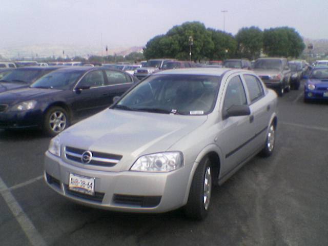 StripeyMiata's tweet photo. A very old picture from 2005.
An Astra with an unusual badge.
#WeirdCarTwitter #hatchloon https://t.co/9kvYSmKD5N