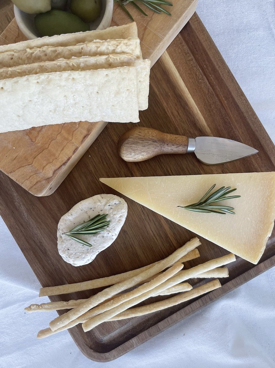 JennifersHome's tweet photo. This is what snack goals look like
#TasteTheLove🥖
#JennifersHomemade #Breadsticks #Flatbread #Cheese #Olives #FoodInspiration #ArtisanCheese #SnackTime #CheesePairing #FoodieFavorites #FoodGram https://t.co/NtgPbEB2CF