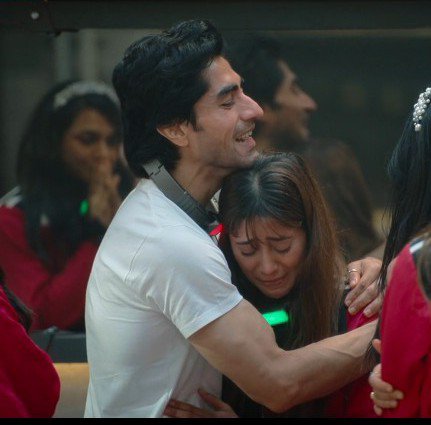 dreamy_nishu's tweet photo. Them after revealing their truths...♥️🧿🥹😭

#ShivangiJoshi
#HarshadChopda
#Lockupp2 https://t.co/FU0gMwNbSd