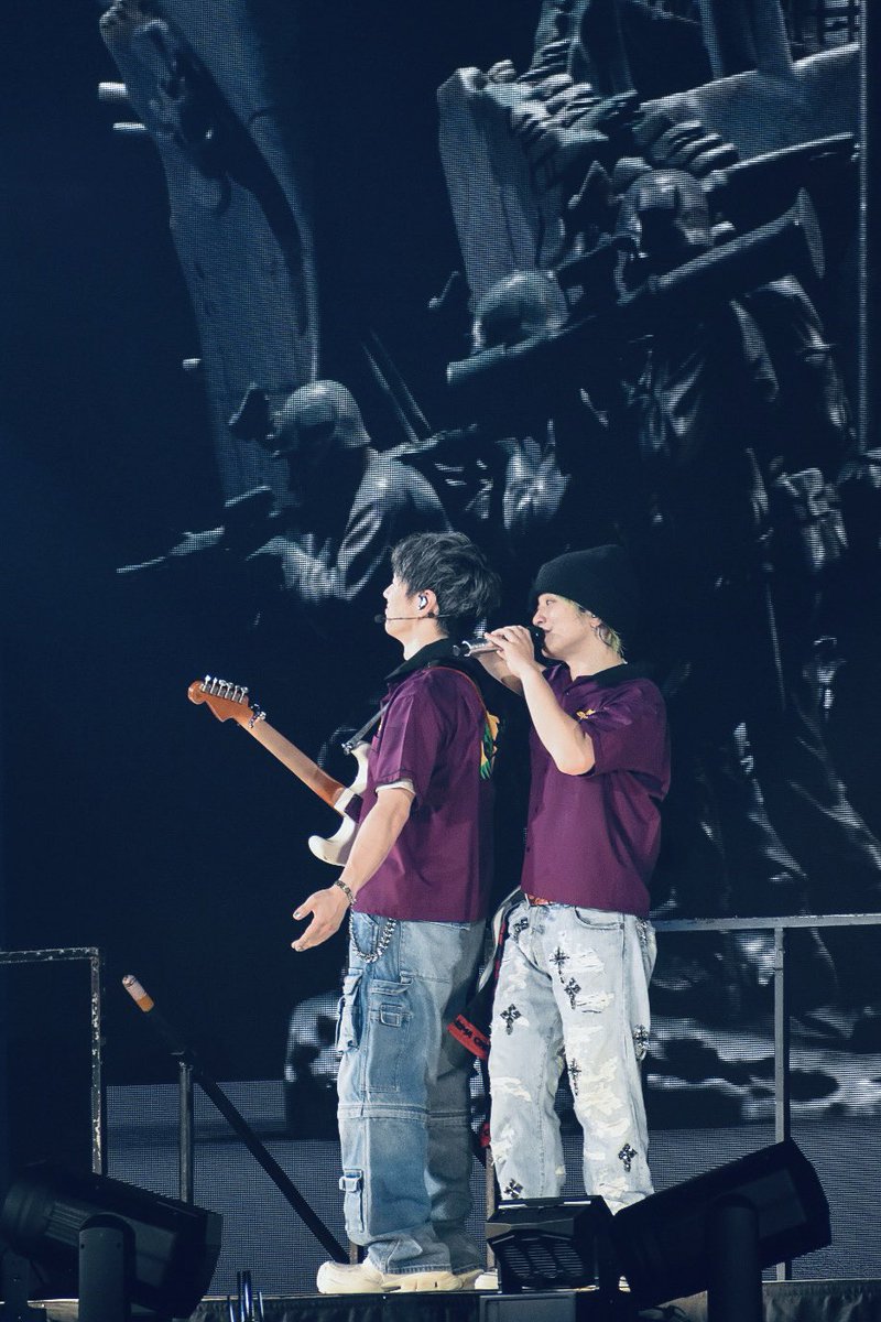 EARTHfsnl_sekai's tweet photo. RPGにて、ノールックでなかじんを捕まえてフッフー！！をしてもらう深瀬さん

@Nakajin_sekaino @fromsekaowa 

#THECINEMAネタバレ
#THECINEMA
#SEKAINOOWARI
#京セラday1 https://t.co/eR4JRsV18n
