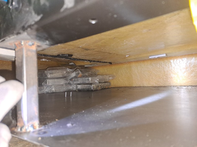 douane_france's tweet photo. 🚨 #AffaireDuJour | 165,420 kg de cocaïne cachés dans le système de climatisation d'un poids lourd.
C'est la saisie réalisée par les douaniers de Dijon lors du contrôle d'un ensemble routier. Le démontage complet du système de climatisation a permis de découvrir une cache spécialement aménagée contenant de nombreux pains de cocaïne.

Le chauffeur routier espagnol, âgé de 32 ans, a été placé en retenue douanière puis en garde à vue. Il sera jugé dans le cadre d'une comparution à délai différé. Dans l'attente de l'audience il a été placé en détention provisoire.
