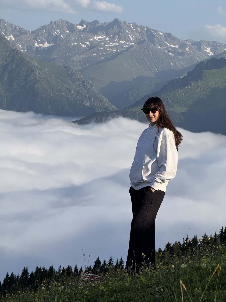 theparipapxe's tweet photo. Zirvelerin insanıyım ben bilirsiniz 🤪 🐐🌲🏔️#gömünbeniyaylaya https://t.co/kArBwZfIdu
