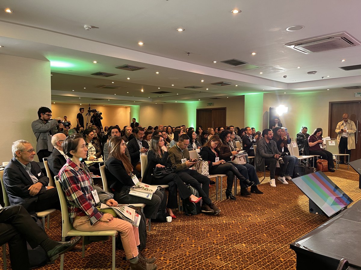 ANDEMOSCOLOMBIA's tweet photo. Participamos en el Foro 1.000+ Verdes de @larepublica_pe para conversar sobre cómo la economía circular puede acelerar la movilidad sostenible en Colombia. En ANDEMOS creemos que avanzar en infraestructura, renovación del parque automotor es clave para construir país. https://t.co/ndL7rlLJia