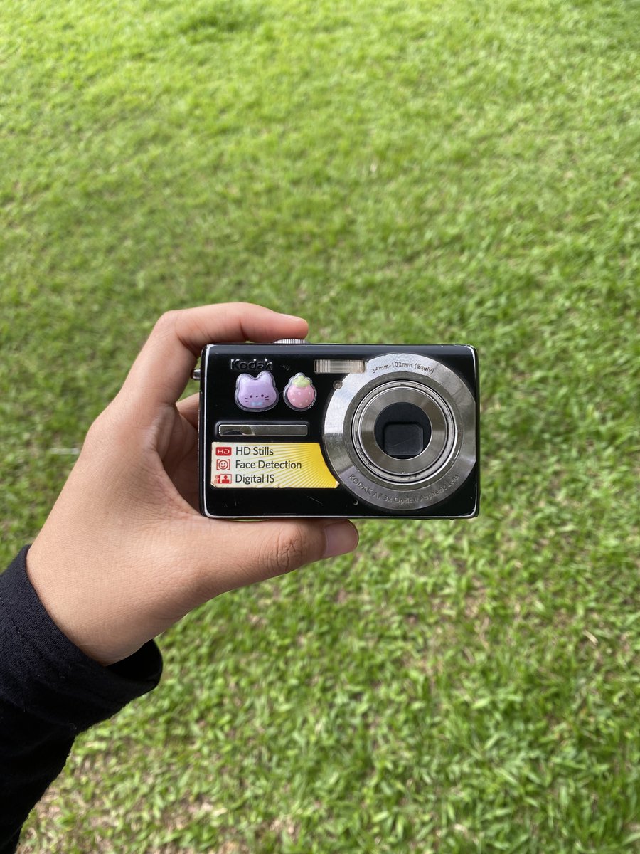 Bernostalgiaria's tweet photo. 🍒wts digicam kodak easyshare m863🍒

- fisik lihat pict
- overall fungsi normal✅
- banyak filter (warm/cool tone)✅
- flash nyala ✅

Minus:
- foto jarak jauh terkadang blur, harus di zoom dikit supaya fokus
- noda di lcd (ga ngaruh ke hasil foto) https://t.co/IVR0uGfMWJ