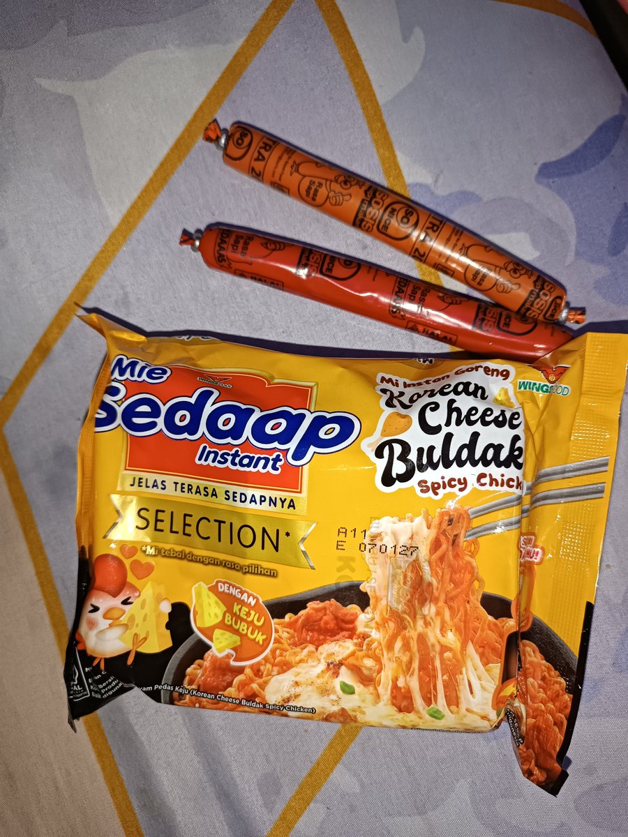 devigtw's tweet photo. Makan malam yang kesekian kalinya di mess. Di akhir bulan yg sbenernya bisa masak menu yg lain, tapi mie mulu yg jadi last option kalo lagi mager 😭 https://t.co/KznxreEat7
