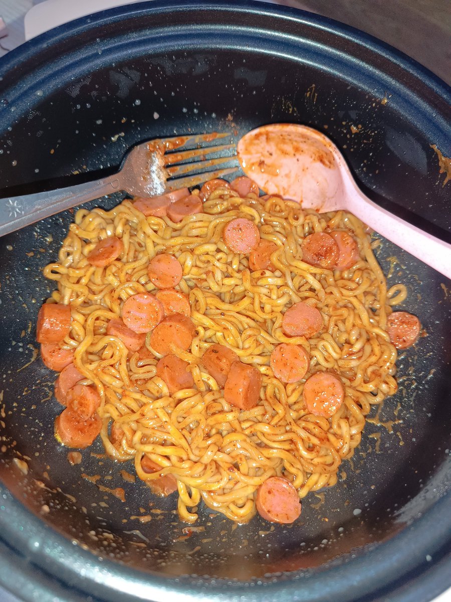 devigtw's tweet photo. Makan malam yang kesekian kalinya di mess. Di akhir bulan yg sbenernya bisa masak menu yg lain, tapi mie mulu yg jadi last option kalo lagi mager 😭 https://t.co/KznxreEat7