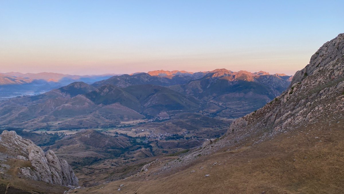 raauulrgz's tweet photo. La expresión 'estar en Babia' significa estar embobado, abstraído, despistado... Y qué menos con la belleza de sus paisajes.

📍Babia, LEÓN https://t.co/azr654Lspu