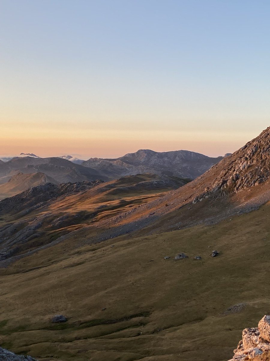 raauulrgz's tweet photo. La expresión 'estar en Babia' significa estar embobado, abstraído, despistado... Y qué menos con la belleza de sus paisajes.

📍Babia, LEÓN https://t.co/azr654Lspu