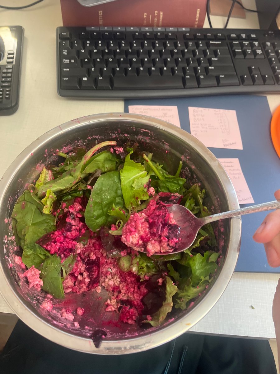 Northern_cow's tweet photo. Save me, beets https://t.co/xBMGnYqSI1