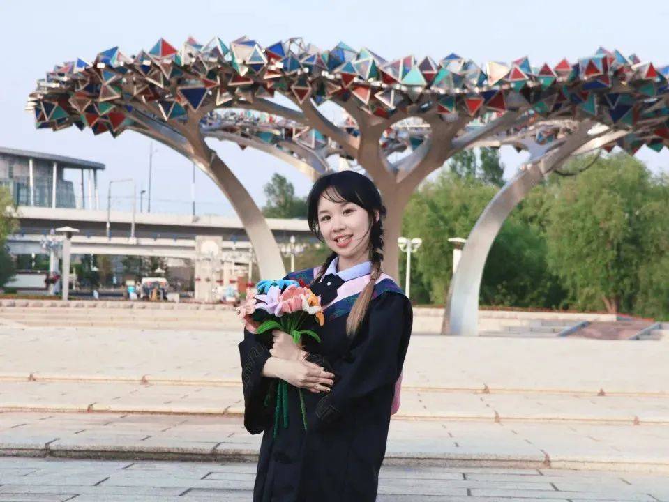mxazw35442661's tweet photo. Graduation day = confetti, silly grins, and finally saying “we made it”  Can’t wait to carry these besties and memories everywhere!， https://t.co/dp0TklSRKV