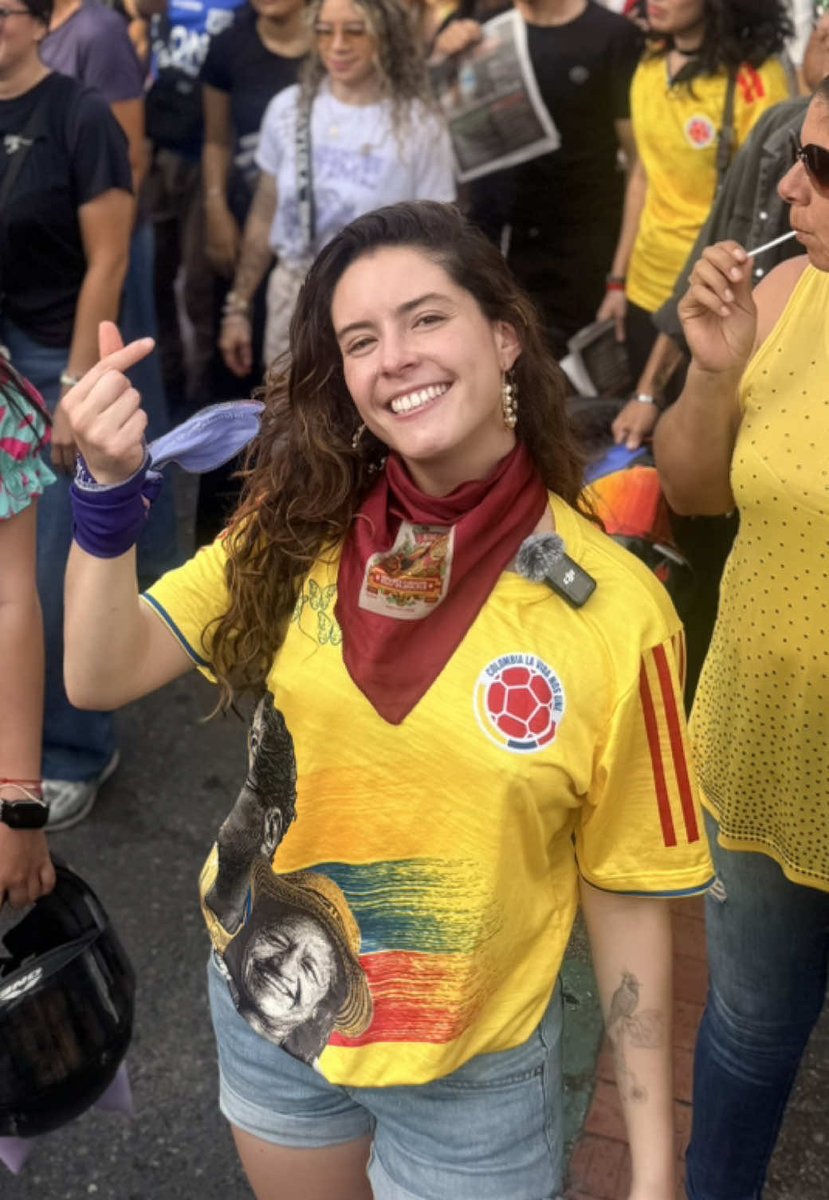 Caniguevara1's tweet photo. Esta es la señora María Camila Fonseca Llanos, conocida como @macafolla, que le dice “hijueputicas” a los 18.000 niños reclutados, abusados y torturados por las FARC. Increíble. Se supone que la comedia debe dar risa, no asco.

¿Nos sorprende por quién votó? https://t.co/R1ZRPyTxrG