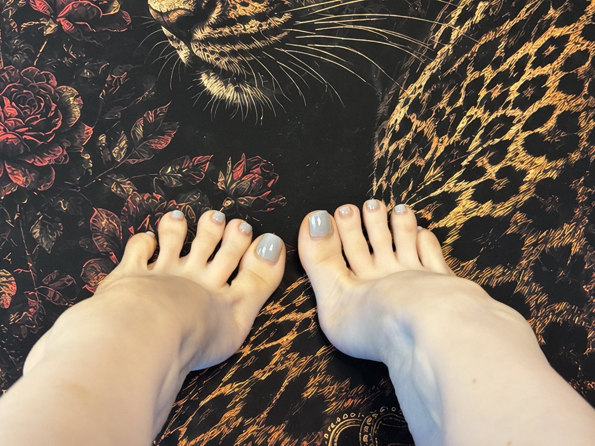 GingerKilller's tweet photo. The pedicure deserved its own post. Be respectful.

#Feet #Redhead #PaleGirl #FootModel https://t.co/eIYNfURoYM