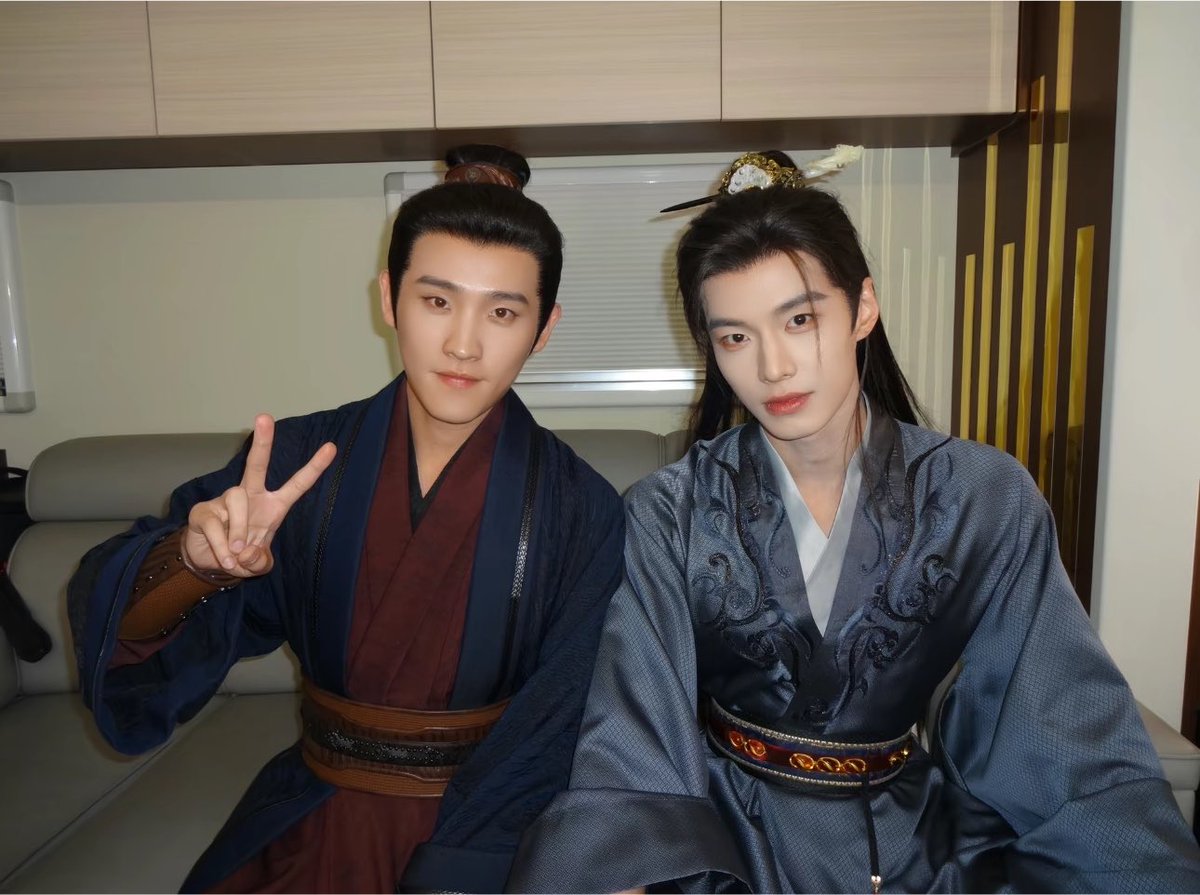 GamMy_vipsol's tweet photo. พี่เช่าตง ทิ้งร่างร่างไปเข้ากองถ่าย น้องไม่มีเพื่อนเล่นพักใหญ่ ไปถ่ายเรื่องนี้นี่เอง ล่ะซีรี่ส์ปังมาก ขอให้เส้นทางนักแสดงรุ่งๆน่ะ 

#代少冬 #daishaodong #บุหงาซ่อนคม https://t.co/Ti54JGCTN7
