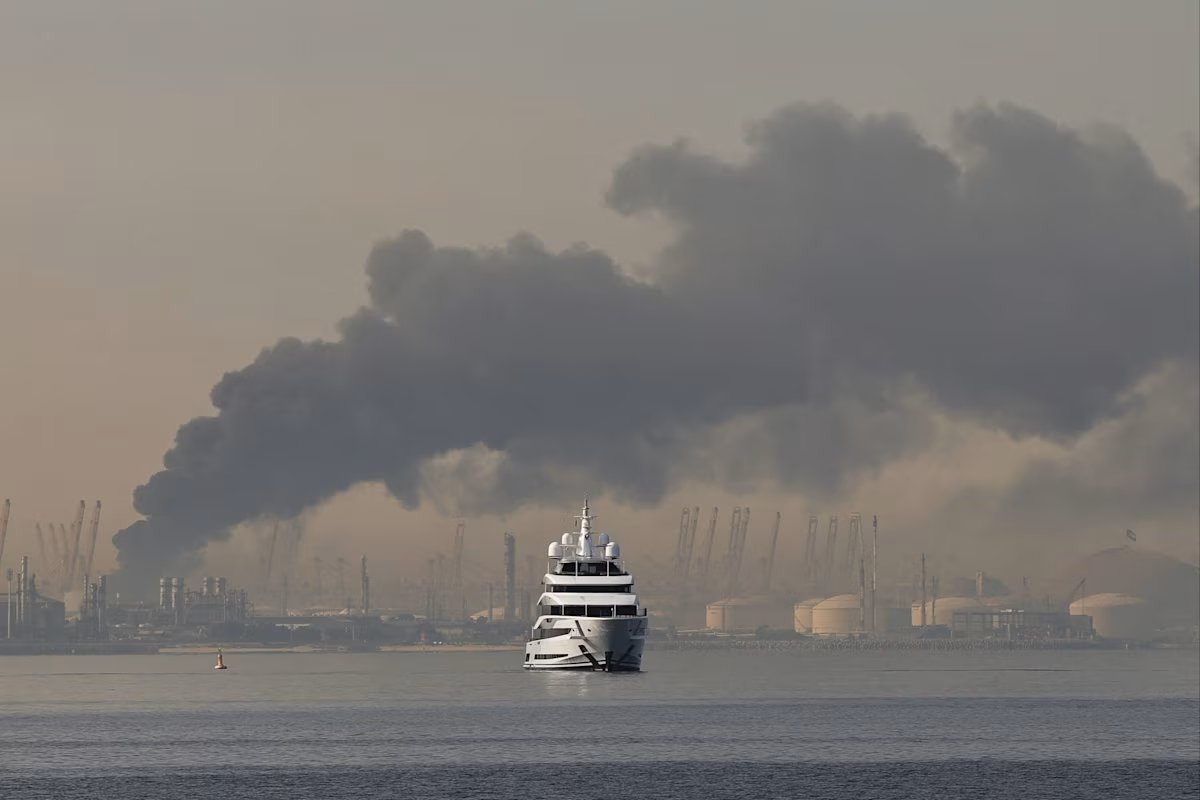 MarioNawfal's tweet photo. 🇦🇪🇮🇷 The country Iran hit hardest is the one now quietly reopening the door to it.

The UAE took nearly 3,000 missiles and drones, more than any U.S. ally in the region. They answered with the most hawkish stance in the Gulf. 

Then it flipped. Iranian flights are back at Dubai. Dhows are sailing to Iranian ports again. 20k Iranian residents are being let home.

But the same government is doubling down the other way: Israel's embassy in Abu Dhabi has doubled in size, Israeli defence firms are now based there permanently, and the U.S. just made it easier for the UAE to buy American weapons and AI chips as a war reward.

Détente with the enemy, deeper integration with the enemy's enemies. At the same time, on purpose. 

One Emirati put it like this: hawkishness was phase one, then we showed pragmatism. We don't stick to decisions; we fine-tune.

They're now talking about burying the oil pipelines and the AI data centres, and floating a canal to the Indian Ocean to escape Hormuz entirely.

Source: Financial Times / Writer: Oliver