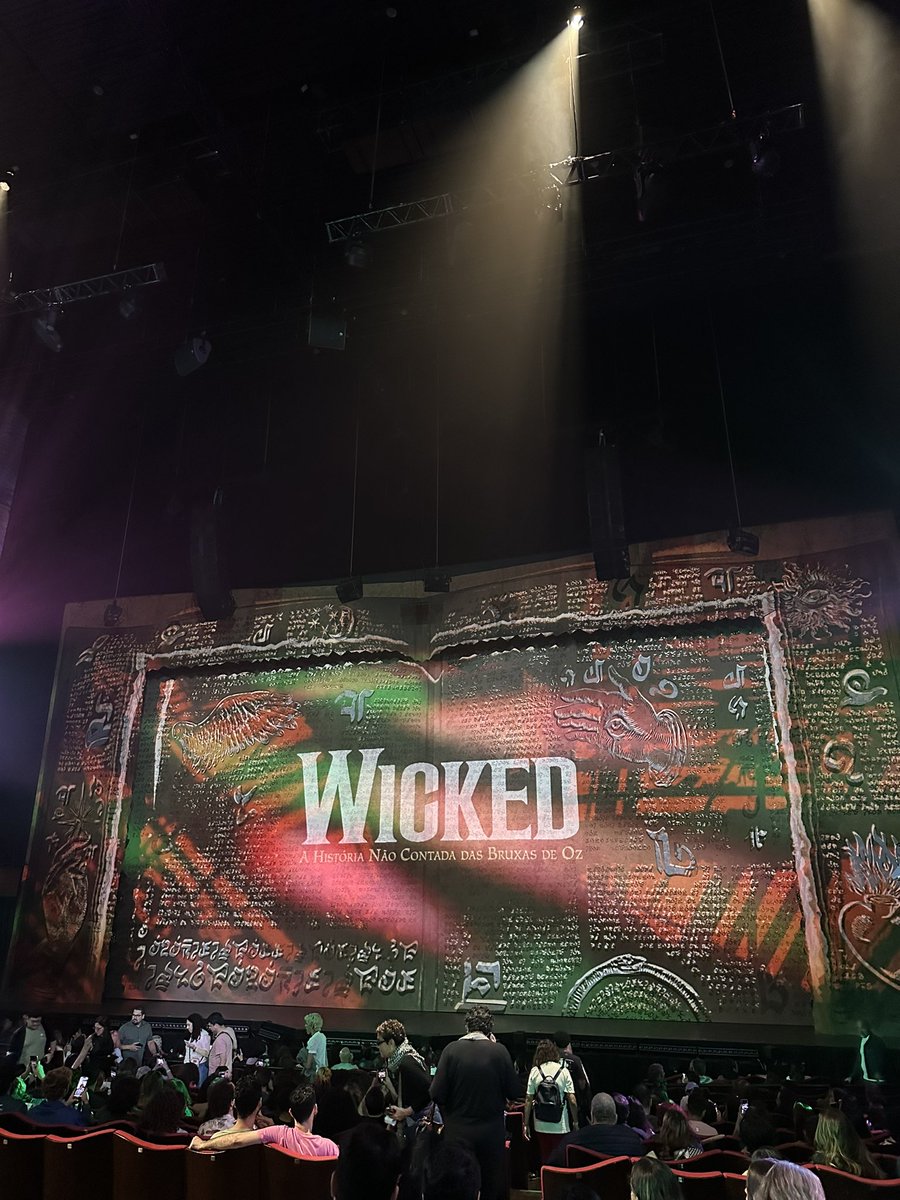 BenoniThiago's tweet photo. Dica para os cariocas: no dia das sessões de wicked alguns ingressos voltam para o sympla (acredito que por conta de quem cancela o ingresso) e a meia entrada é vendida a 25 reais, comprei por volta de 12h e a sessão era 18:30 e fiquei num lugar ótimo! https://t.co/mNkyuz3crs