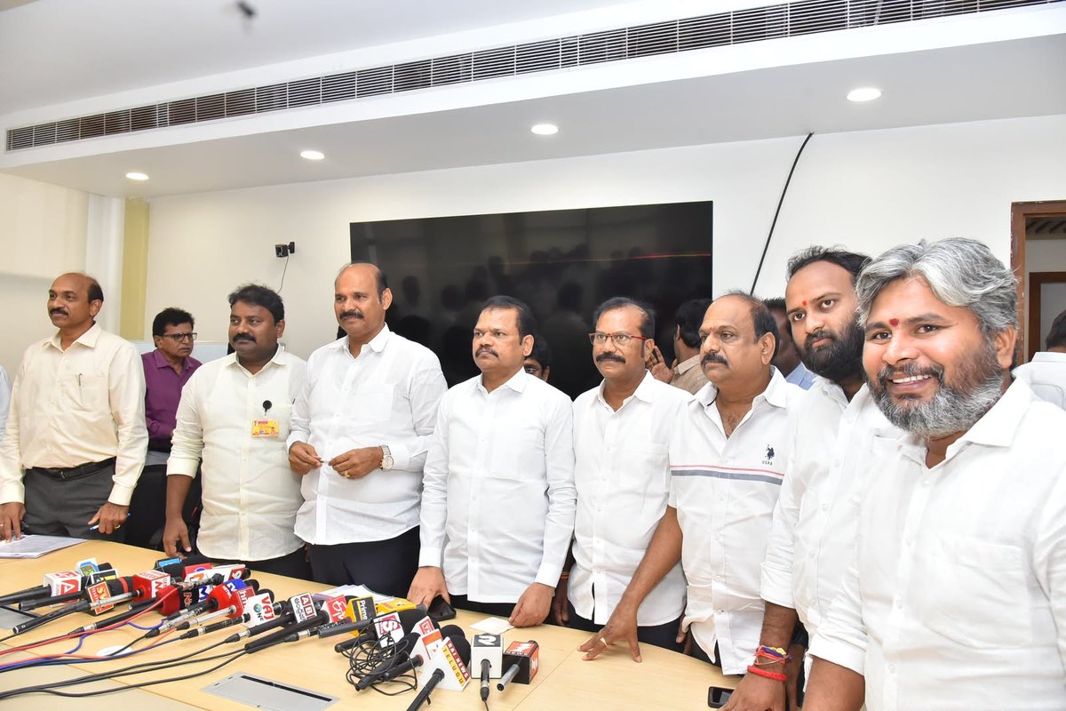 JSPRamMohan's tweet photo. ఆగస్టు 1న #BhogapuramAirport ప్రారంభోత్సవానికి ప్రధాని శ్రీ నరేంద్రమోడీ గారు వస్తున్న సందర్భంగా బహిరంగ సభ కోసం  మీడియా కోఆర్డినేషన్  మంత్రివర్యులు కొలుసు పార్థసారధి గారి ఆధ్వర్యంలో నిర్వహించిన కీలక సమావేశానికి హాజరై.
@PawanKalyan
@JanaSenaParty
 #BhogapuramInternationalAirport https://t.co/Rq0wbYLCu3