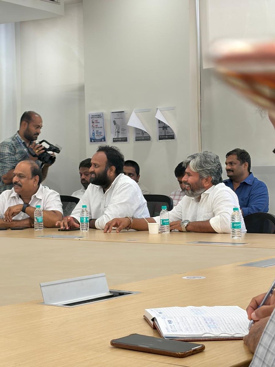 JSPRamMohan's tweet photo. ఆగస్టు 1న #BhogapuramAirport ప్రారంభోత్సవానికి ప్రధాని శ్రీ నరేంద్రమోడీ గారు వస్తున్న సందర్భంగా బహిరంగ సభ కోసం  మీడియా కోఆర్డినేషన్  మంత్రివర్యులు కొలుసు పార్థసారధి గారి ఆధ్వర్యంలో నిర్వహించిన కీలక సమావేశానికి హాజరై.
@PawanKalyan
@JanaSenaParty
 #BhogapuramInternationalAirport https://t.co/Rq0wbYLCu3