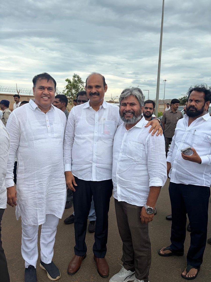 JSPRamMohan's tweet photo. ఆగస్టు 1న #BhogapuramAirport ప్రారంభోత్సవానికి ప్రధాని శ్రీ నరేంద్రమోడీ గారు వస్తున్న సందర్భంగా బహిరంగ సభ కోసం  మీడియా కోఆర్డినేషన్  మంత్రివర్యులు కొలుసు పార్థసారధి గారి ఆధ్వర్యంలో నిర్వహించిన కీలక సమావేశానికి హాజరై.
@PawanKalyan
@JanaSenaParty
 #BhogapuramInternationalAirport https://t.co/Rq0wbYLCu3