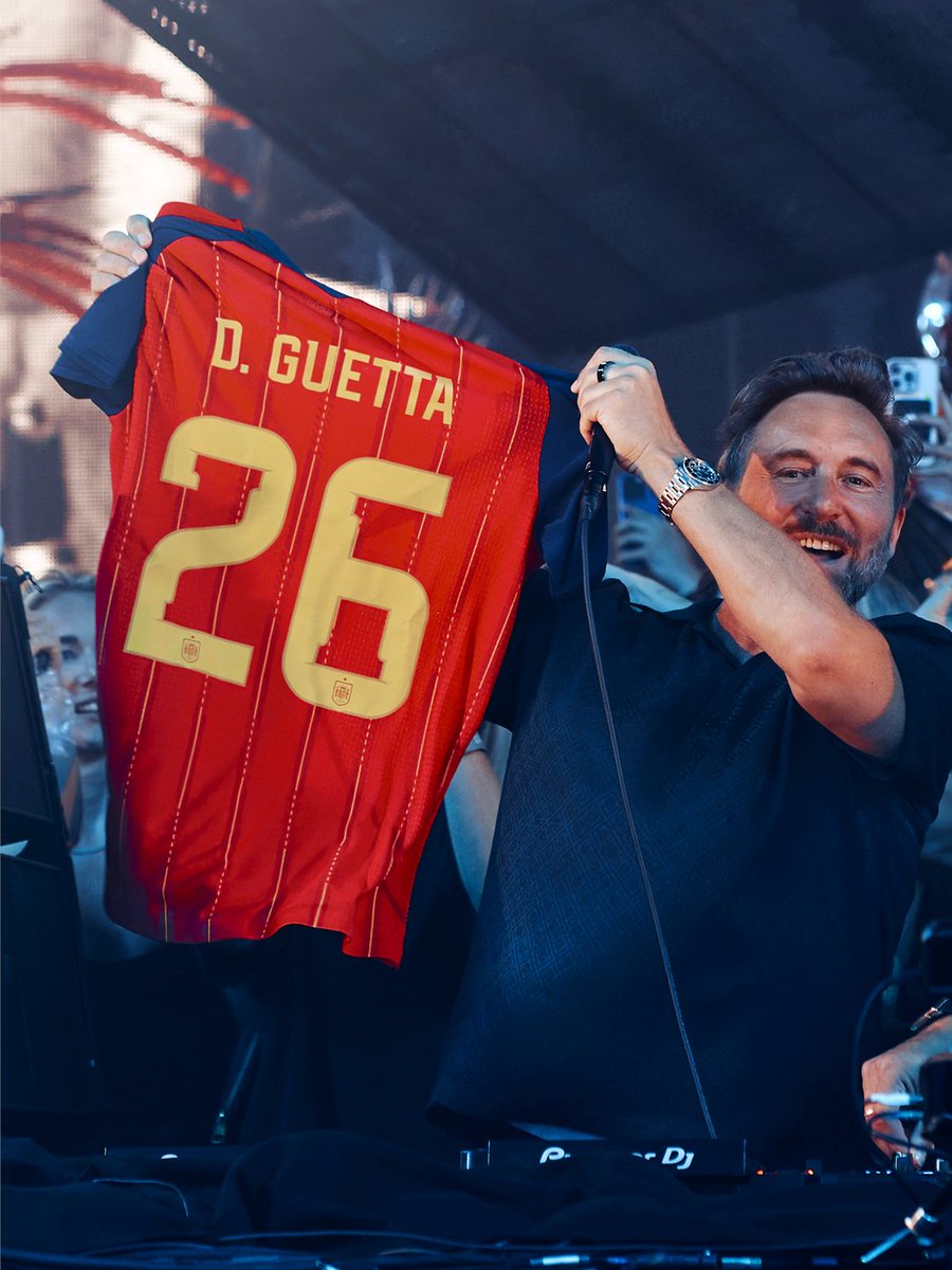 davidguetta's tweet photo. Ibiza celebrations 🇪🇸🏆 @FerranTorres20  @BorjaIglesias9 https://t.co/nhrpPr9fxD