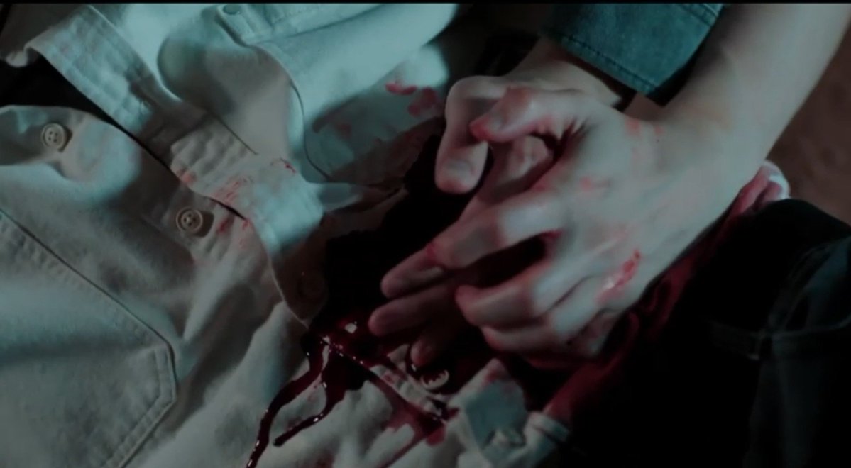 dtnxxna's tweet photo. air mata gue udah mau keluar pas phat ditusuk tapi buyar gegara adegan pegang tangan ini😭😭

#MrKillSeriesEP4 https://t.co/JATUssEkkg