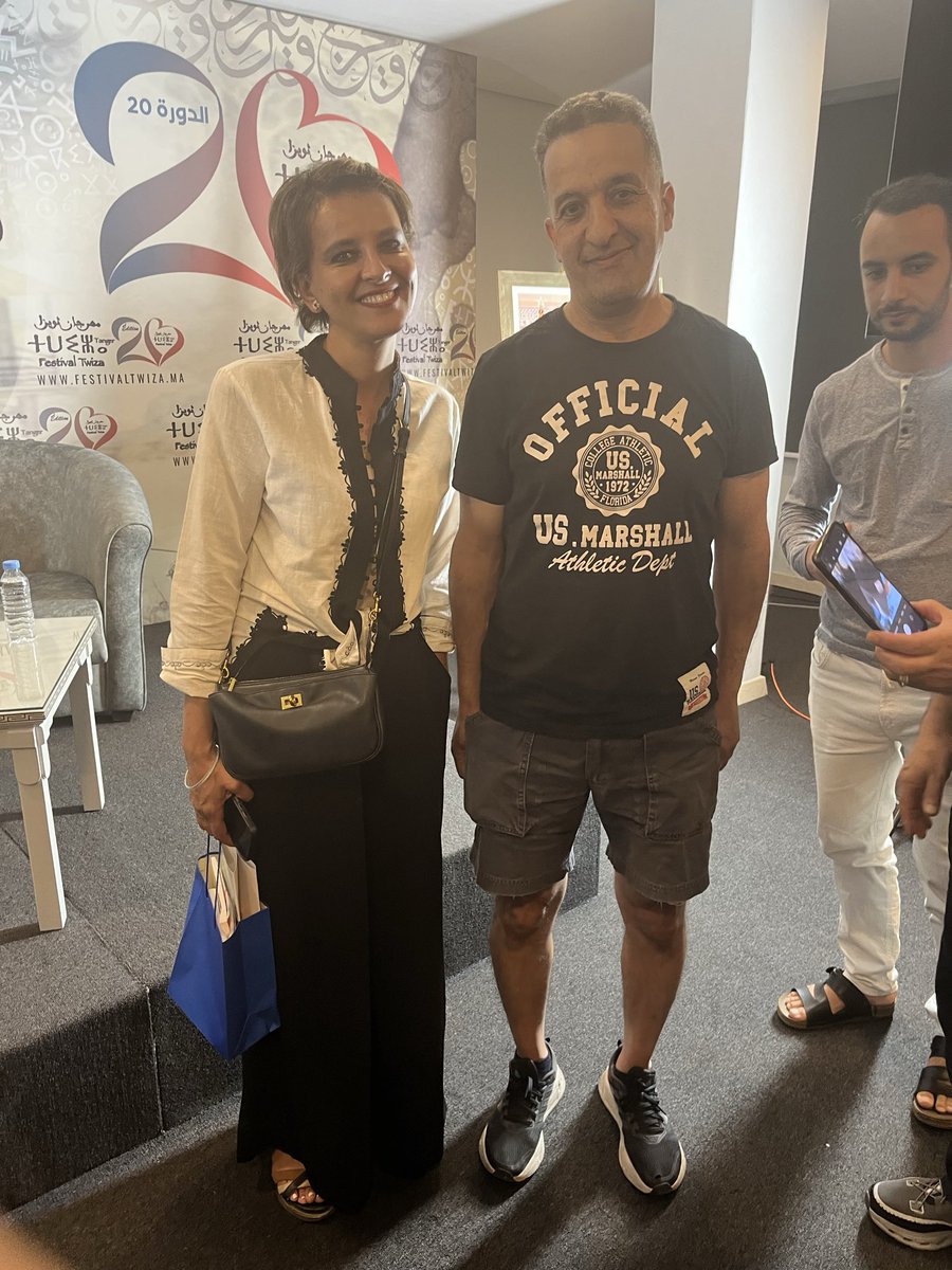 Hamid_BENALI21's tweet photo. 🌍 Le pari de l’intelligence face à l’économie de la haine

Il existe des rencontres qui enrichissent une journée.
Et il en est d’autres qui déplacent durablement notre regard sur le monde.

Ce vendredi 24 juillet, à Tanger, à l’occasion de la 20ᵉ édition du Festival Twiza, j’ai eu le privilège d’écouter @najatvb 

Je n’étais pas venu chercher une conférence.

J’étais venu chercher une pensée.

Et je suis reparti avec une espérance.

À une époque où les algorithmes monétisent l’indignation, où l’outrance rapporte davantage que la nuance, où l’émotion instantanée concurrence la réflexion, sa parole rappelait une vérité simple et pourtant révolutionnaire. Le progrès technique n’a de valeur que s’il demeure au service de la dignité humaine.

Elle n’a jamais opposé l’intelligence artificielle à l’intelligence humaine.

Elle nous a rappelé que la première ne sera jamais qu’un instrument, tandis que la seconde demeure une conscience.

📱 L’intelligence artificielle peut produire des réponses.

❤️ Seuls les êtres humains donnent du sens.

📚 Une école qui apprend à penser protège davantage qu’une société qui apprend seulement à réagir.

🤝 La liberté d’expression n’est jamais plus forte que lorsqu’elle accepte la responsabilité qui l’accompagne.

🕊️ Et aucune innovation ne remplacera jamais cette rencontre mystérieuse entre deux intelligences qui se respectent.

J’ai appris sa présence presque par hasard.

J’ai pris le premier taxi.

Parce qu’il existe des rendez-vous que l’on ne choisit pas.

Ce sont eux qui nous choisissent.

Nous avons ensuite eu le plaisir d’échanger longuement.

J’y ai retrouvé ce qui devient si rare dans notre époque .. la capacité de défendre des convictions avec fermeté sans jamais sacrifier la nuance, de combattre les discours de haine sans céder soi-même à la haine, de croire encore que l’intelligence peut convaincre là où la colère échoue.

C’est sans doute cela, le véritable courage intellectuel.

Le Festival Twiza nous rappelle chaque année que la culture est une forme de résistance.

J’y ai découvert davantage encore.

La culture n’est pas seulement une résistance.

Elle est une PROMESSE.

La promesse que l’on peut encore préférer l’argument à l’invective, le savoir à l’ignorance, le dialogue au vacarme.

Dans un monde qui récompense souvent le bruit, certains choisissent encore la lumière.

Et c’est peut-être ainsi que l’Histoire avance, non par ceux qui parlent le plus fort, mais par ceux qui pensent le plus juste.

« La haine est un incendie qui consume celui qui l’allume, l’amour de la vérité est une lumière qui éclaire jusqu’à ceux qui la contestent »

Merci, Madame Najat VALLAUD-BELKACEM, pour cette leçon d’humanisme, de nuance et de confiance dans l’intelligence.

🌍 Parce que l’avenir ne se gagnera ni par les algorithmes, ni par les colères.

Il se construira par l’éducation, la culture et la rencontre des consciences.

@najatvb 

#NajatVallaudBelkacem #FestivalTwiza #Twiza2026 #Tanger #Éducation #Humanisme #IntelligenceArtificielle #PenséeCritique #Culture #Dialogue #Liberté #Fraternité #Leadership #Transmission #ÉgalitéDesChances #SciencesPo #Maroc #France #LinkedInFrance