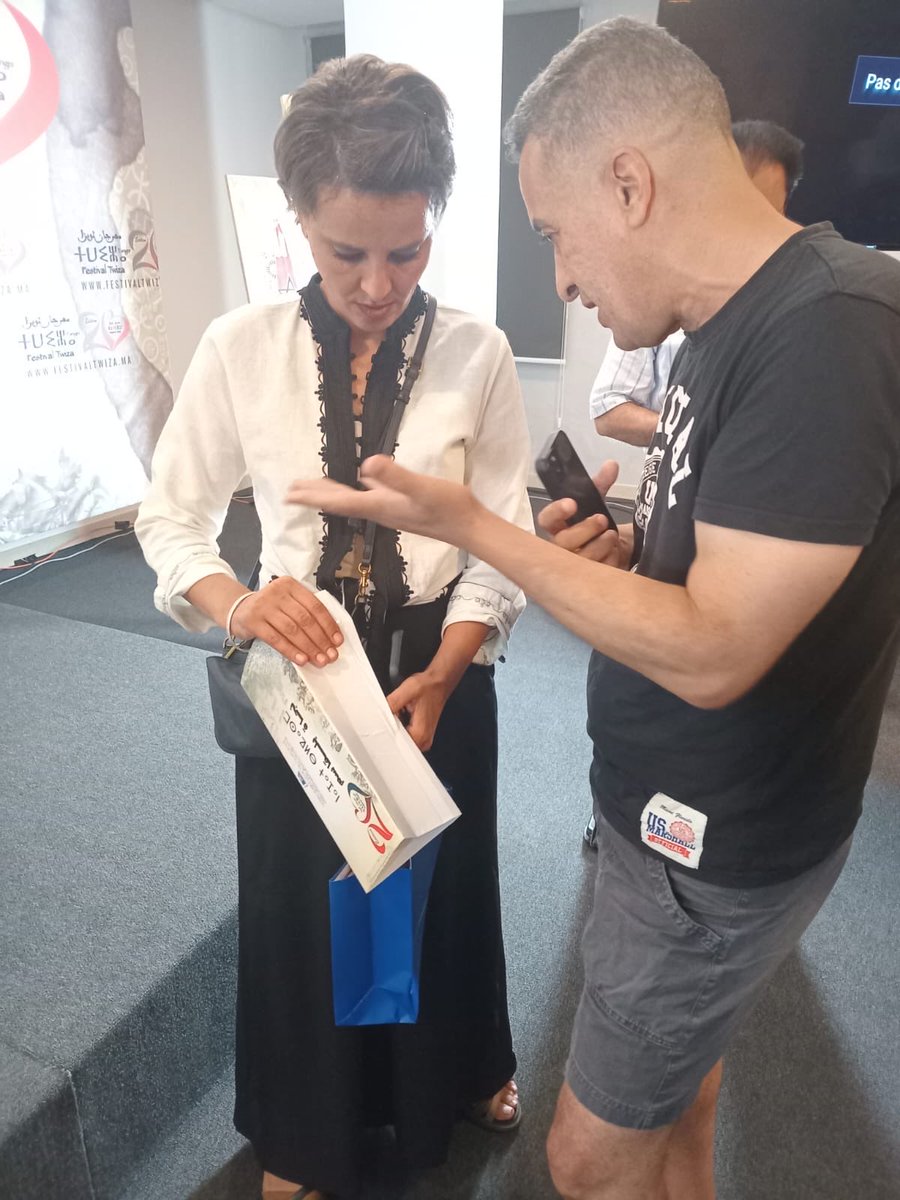 Hamid_BENALI21's tweet photo. 🌍 Le pari de l’intelligence face à l’économie de la haine

Il existe des rencontres qui enrichissent une journée.
Et il en est d’autres qui déplacent durablement notre regard sur le monde.

Ce vendredi 24 juillet, à Tanger, à l’occasion de la 20ᵉ édition du Festival Twiza, j’ai eu le privilège d’écouter @najatvb 

Je n’étais pas venu chercher une conférence.

J’étais venu chercher une pensée.

Et je suis reparti avec une espérance.

À une époque où les algorithmes monétisent l’indignation, où l’outrance rapporte davantage que la nuance, où l’émotion instantanée concurrence la réflexion, sa parole rappelait une vérité simple et pourtant révolutionnaire. Le progrès technique n’a de valeur que s’il demeure au service de la dignité humaine.

Elle n’a jamais opposé l’intelligence artificielle à l’intelligence humaine.

Elle nous a rappelé que la première ne sera jamais qu’un instrument, tandis que la seconde demeure une conscience.

📱 L’intelligence artificielle peut produire des réponses.

❤️ Seuls les êtres humains donnent du sens.

📚 Une école qui apprend à penser protège davantage qu’une société qui apprend seulement à réagir.

🤝 La liberté d’expression n’est jamais plus forte que lorsqu’elle accepte la responsabilité qui l’accompagne.

🕊️ Et aucune innovation ne remplacera jamais cette rencontre mystérieuse entre deux intelligences qui se respectent.

J’ai appris sa présence presque par hasard.

J’ai pris le premier taxi.

Parce qu’il existe des rendez-vous que l’on ne choisit pas.

Ce sont eux qui nous choisissent.

Nous avons ensuite eu le plaisir d’échanger longuement.

J’y ai retrouvé ce qui devient si rare dans notre époque .. la capacité de défendre des convictions avec fermeté sans jamais sacrifier la nuance, de combattre les discours de haine sans céder soi-même à la haine, de croire encore que l’intelligence peut convaincre là où la colère échoue.

C’est sans doute cela, le véritable courage intellectuel.

Le Festival Twiza nous rappelle chaque année que la culture est une forme de résistance.

J’y ai découvert davantage encore.

La culture n’est pas seulement une résistance.

Elle est une PROMESSE.

La promesse que l’on peut encore préférer l’argument à l’invective, le savoir à l’ignorance, le dialogue au vacarme.

Dans un monde qui récompense souvent le bruit, certains choisissent encore la lumière.

Et c’est peut-être ainsi que l’Histoire avance, non par ceux qui parlent le plus fort, mais par ceux qui pensent le plus juste.

« La haine est un incendie qui consume celui qui l’allume, l’amour de la vérité est une lumière qui éclaire jusqu’à ceux qui la contestent »

Merci, Madame Najat VALLAUD-BELKACEM, pour cette leçon d’humanisme, de nuance et de confiance dans l’intelligence.

🌍 Parce que l’avenir ne se gagnera ni par les algorithmes, ni par les colères.

Il se construira par l’éducation, la culture et la rencontre des consciences.

@najatvb 

#NajatVallaudBelkacem #FestivalTwiza #Twiza2026 #Tanger #Éducation #Humanisme #IntelligenceArtificielle #PenséeCritique #Culture #Dialogue #Liberté #Fraternité #Leadership #Transmission #ÉgalitéDesChances #SciencesPo #Maroc #France #LinkedInFrance