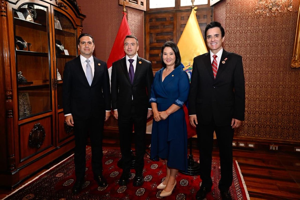 CancilleriaPeru's tweet photo. #TransmisiónDeMandoPerú 🇵🇪 | Perú y Ecuador reafirman la prioridad estratégica otorgada a la relación bilateral desde la suscripción de los Acuerdos de Paz de Brasilia de 1998, en una reunión sostenida entre la presidenta electa @KeikoFujimori —junto al Canciller designado, Carlos Espá— y el mandatario @DanielNoboaOk 🇪🇨. 

Durante el encuentro, celebrado en la Cancillería, las autoridades resaltaron el dinámico diálogo político alcanzado en los Gabinetes Binacionales, confirmando su disposición por celebrar la próxima edición a finales de este año en Lima. Así también acordaron fortalecer el diálogo para enfrentar problemas comunes como la inseguridad ciudadana, la lucha contra la delincuencia organizada transnacional y compartir experiencias en el manejo de cárceles.