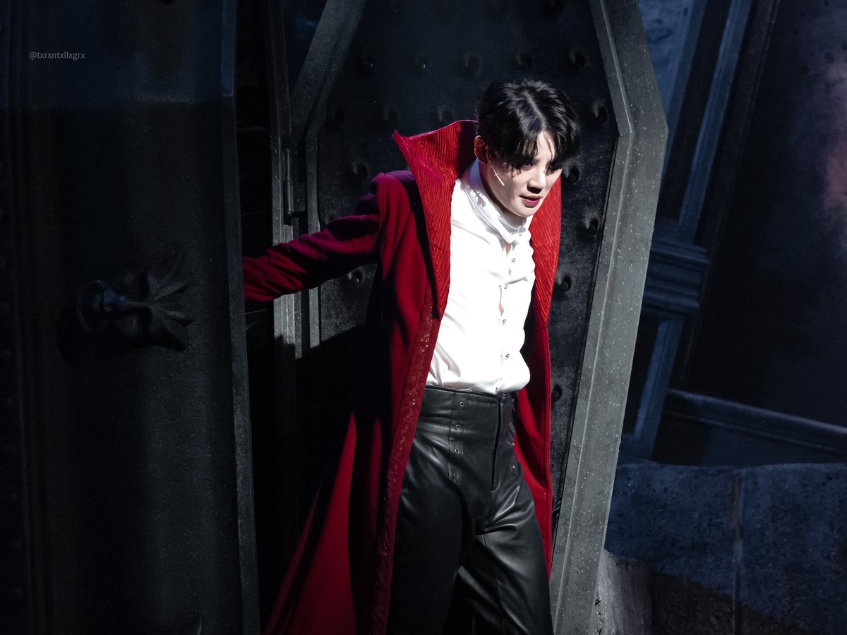 xiarkrJcr's tweet photo. 오늘 컷콜 등장씬 진짜 미쳤네 ..
갑자기 너무 런던을 삼킨 뒤 굴복시킬 얼굴로 등장하심 https://t.co/f1b3SpKbEZ
