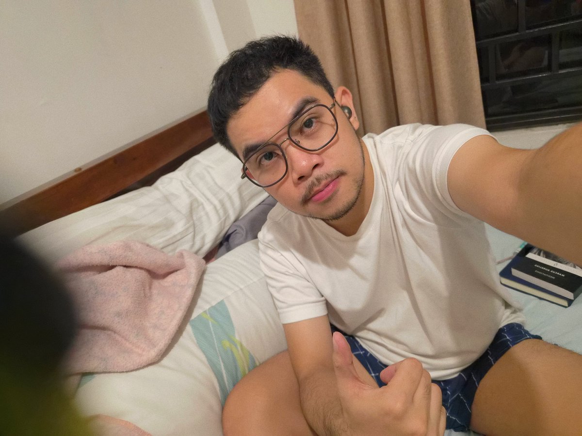 jxmrk's tweet photo. Me manifesting a healthy sleep schedule pero nagkape bago matulog **tarantado yarn?** https://t.co/FyTfvMyHSt