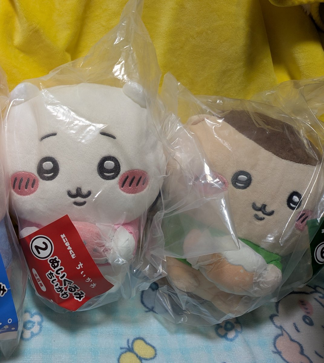 Source_soba's tweet photo. 【交換】ちいかわ　エニマイくじ

譲:
ジオラマフィギュア
ぬいぐるみ（ちいかわ,くりまんじゅう）
レトロコップ（モモンガ,古本屋）
豆皿（ラッコ×2,ハチワレ,ちいかわ,くりまんじゅう）
ポーチ（ちいかわ&amp;ハチワレ）

↓求はこちら！ https://t.co/g5vkkNqV6x