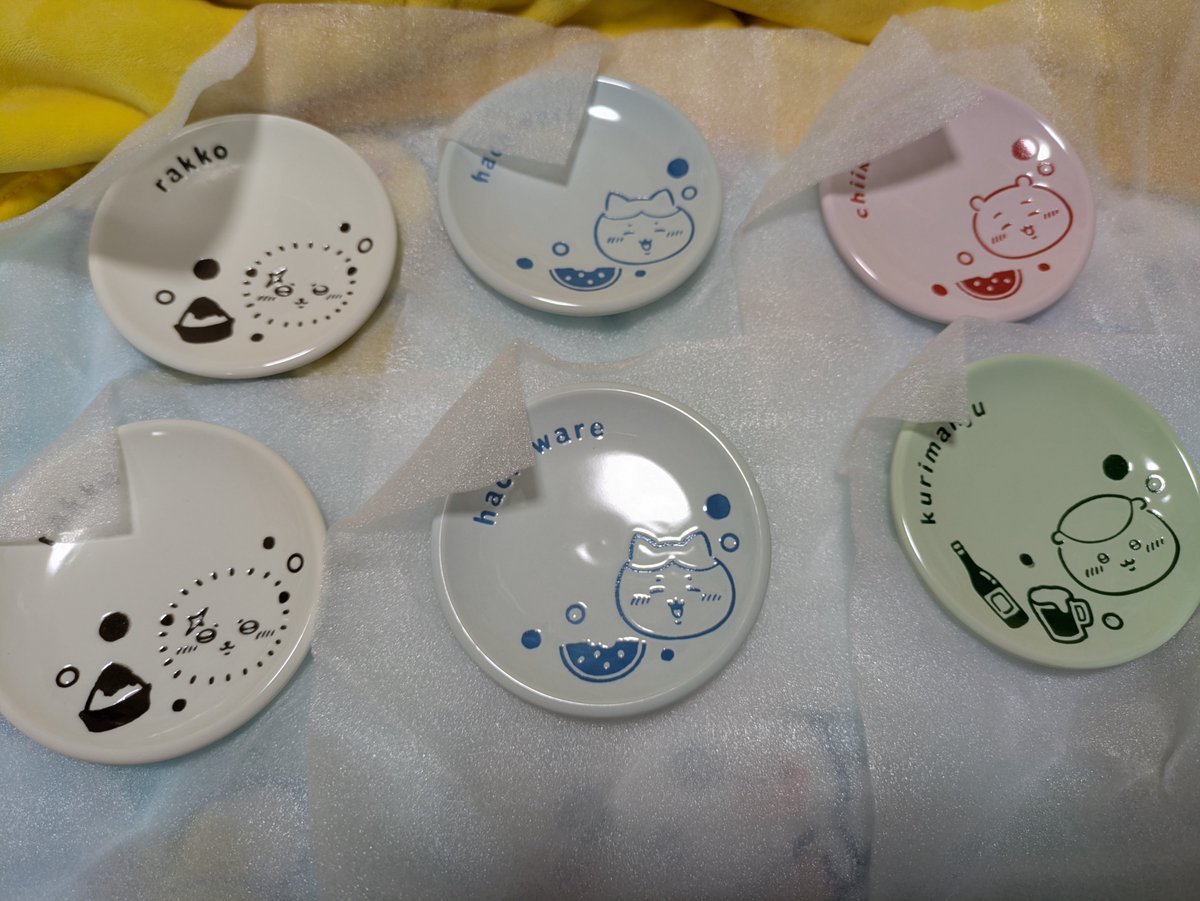 Source_soba's tweet photo. 【交換】ちいかわ　エニマイくじ

譲:
ジオラマフィギュア
ぬいぐるみ（ちいかわ,くりまんじゅう）
レトロコップ（モモンガ,古本屋）
豆皿（ラッコ×2,ハチワレ,ちいかわ,くりまんじゅう）
ポーチ（ちいかわ&amp;ハチワレ）

↓求はこちら！ https://t.co/g5vkkNqV6x