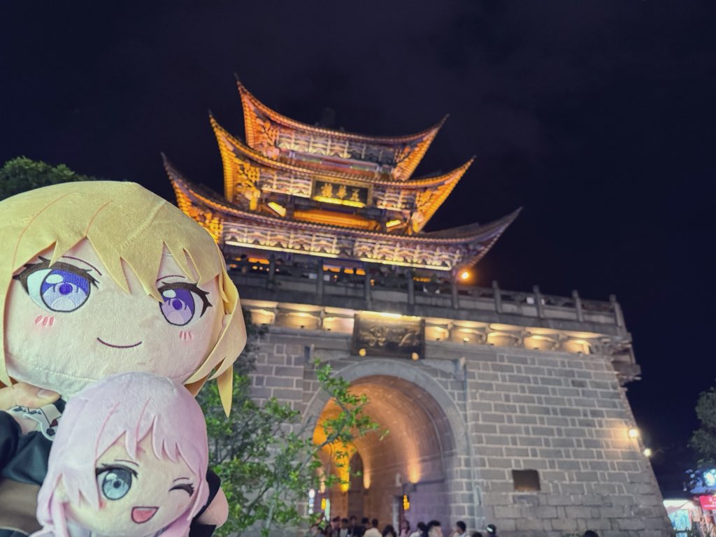 8ki_29_'s tweet photo. nightwalk with anon and uika in dali before sleeping~
dali feels more like a huge nightmarket rather than a old town with all the lights at night!
one good thing is that its around 20 degrees outside, so its comfortable to just walk around ^c^ https://t.co/GNydhua9dA