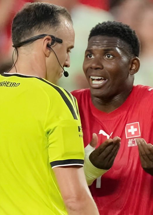 NewsLiberdade's tweet photo. 🚨URGENTE - International Football Association Board declarou que Breel Embolo, jogador da Suíça, não deveria ter sido expulso nas quartas de final da Copa do Mundo contra a Argentina https://t.co/aG5KCB5i9E