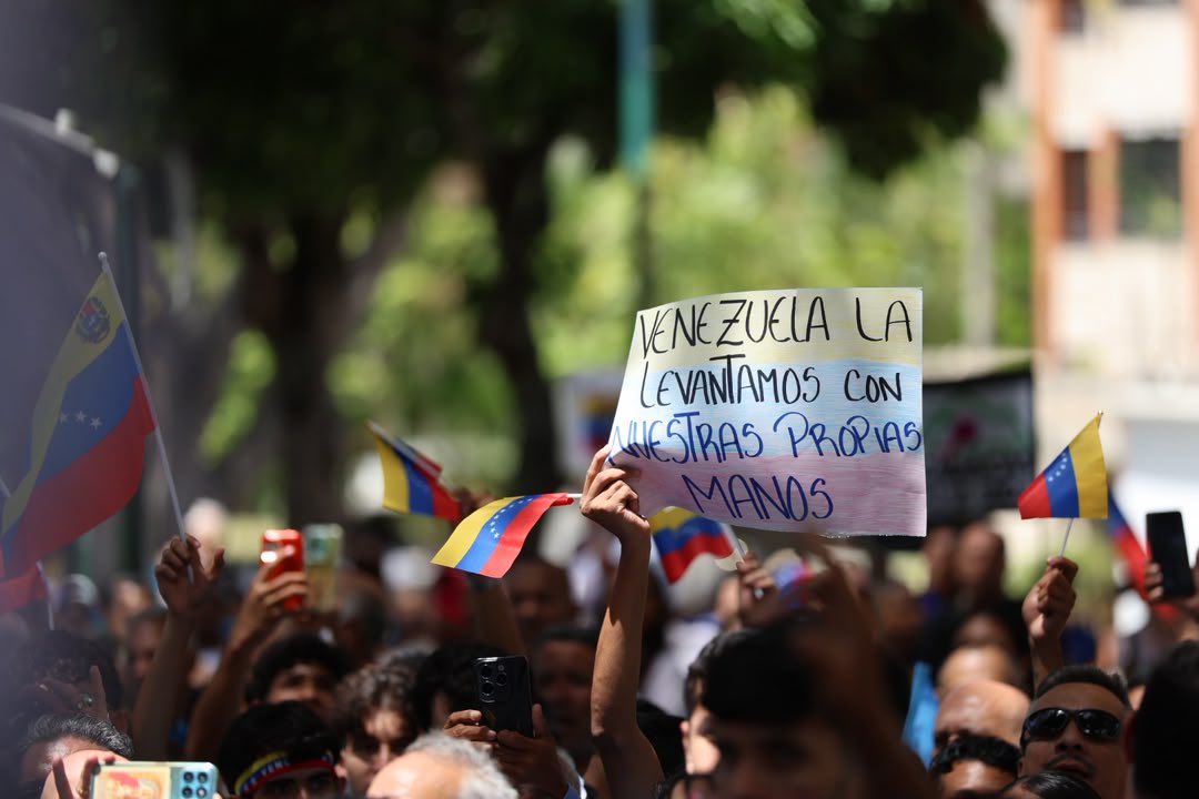 JovenesConVzla_'s tweet photo. #EnFotos 

Caracas, hoy volvimos a reunirnos en tus calles, hoy enviamos un mensaje claro: el bien va a ganar porque no dejaremos que nadie olvide el mandato, la organización y la victoria del 28J. 

¡Seguimos, siempre seguimos! 

#ConNuestrasPropiasManos https://t.co/MdGAmxhar2