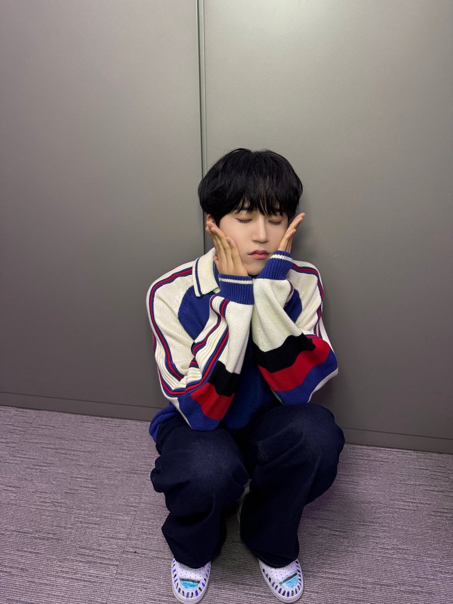 LUN8_members's tweet photo. [#준우]
더쇼!! 라디오!! 끝!!

#루네이트 #LUN8 #잘자🖤 https://t.co/fhdvVX1etZ