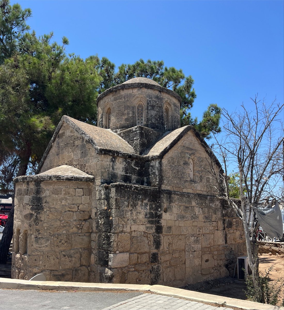 BurakSarka's tweet photo. İskele’ ye Beşparmak dağlarından inerken denk geldi. Kıbrıs’ ın her köşesi böyle. Her an tarih, her an çağlar öncesi bir hatıra. 
Küçük bir araştırma ;
 (Rumca Trikomo) bulunan Aya Yakovos (Άγιος Ιάκωβος) Kilisesi — bir Bizans dönemi taş şapeli.
📸🏛️ https://t.co/zhvmuCE330