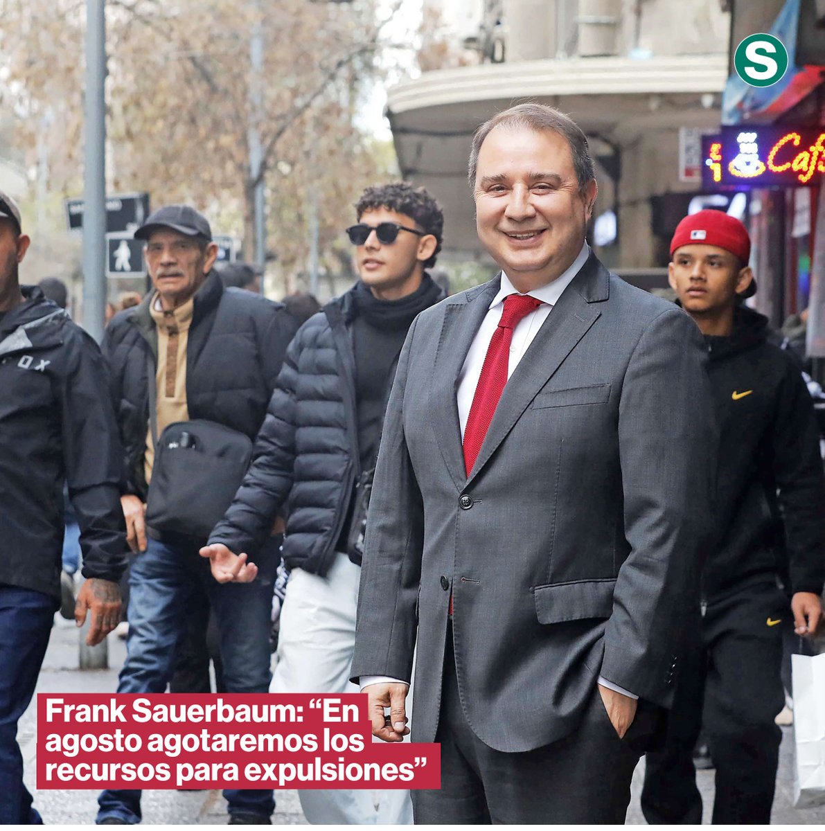 La_Segunda's tweet photo. Con el 70% del presupuesto para expulsiones ya ejecutado, Migraciones solicitó $1.700 millones extra a Hacienda para seguir con el plan. Además, prepara un sistema para fiscalizar la contratación de extranjeros en situación irregular. 👉 https://t.co/E62wfcQobn https://t.co/82VL6xPbZI