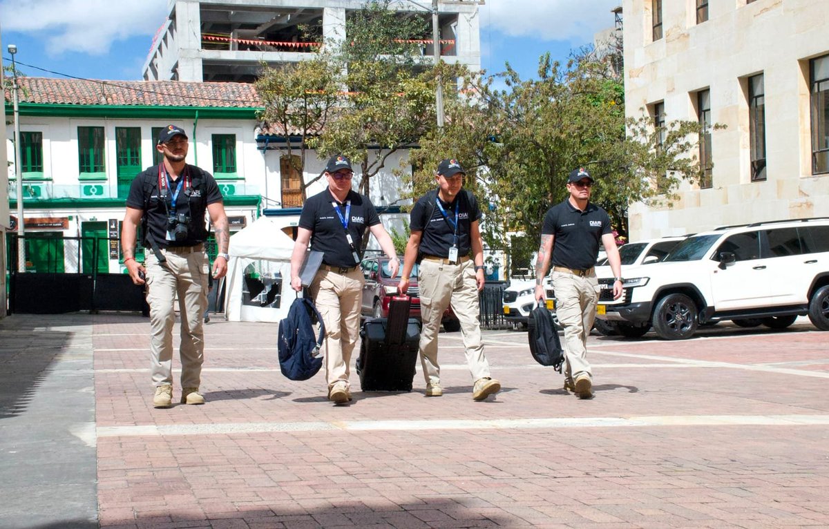 BluRadioCo's tweet photo. #Atención Una Unidad de Reacción Inmediata de la Contraloría General de la Nación adelanta a esta hora una inspección al Ministerio de Hacienda tras detectar un incremento en la contratación pública entre el 22 de junio y el 21 de julio de 2026. Esto ocurre a pocos días de que el Gobierno de Gustavo Petro termine su periodo. #VocesySonidos
