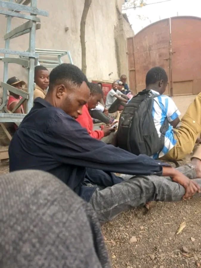 SabanaTVrdc's tweet photo. #ALERTE: MINOVA : plusieurs jeunes ayant boycotté la marche organisée par le M23/RDF viennent d'être arrêtés. 

Selon une source locale ayant requis l'anonymat, plusieurs jeunes garçons ayant boycotté la marche organisée par les rebelles du M23 et leurs alliés rwandais https://t.co/gc8M6J3CVE