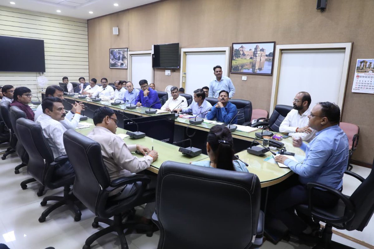 comindore's tweet photo. संभागायुक्त श्री भास्कर लक्षकार ने टीम वर्क, गुणवत्तापूर्ण मॉनिटरिंग और ई-ऑफिस के प्रभावी संचालन पर जोर देते हुए अधिकारियों को पारदर्शी एवं परिणाममुखी कार्यसंस्कृति अपनाने के निर्देश दिए।
RM:https://t.co/JoM0lqdGMD
#JansamparkMP #IndoreDivision #GoodGovernance #eOffice https://t.co/BTTSdIWi93