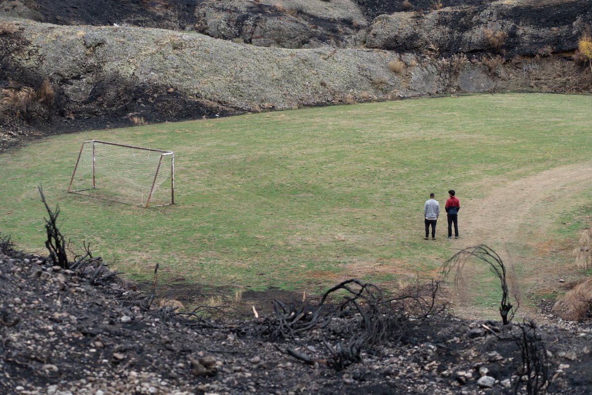 revistalibero's tweet photo. Cuando León ardió el verano pasado creíamos que al menos se aprendería a evitar desastres así. Un año después @Juan13Navarro nos sigue informando a pie de incendio del horror. Cuánta rabia.
Fotos del campo de Portilla de la Reina que se salvó de milagro.
🔗https://t.co/FqkAAN2cBP https://t.co/cxeTZACh9g
