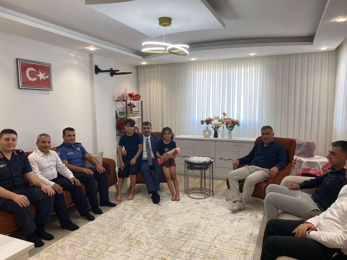ImamogluKay's tweet photo. Kaymakamımız Sn. İbrahim ŞENKON, birim amirleri ile birlikte Şehidimiz Selami AKÇA'nın kardeşi Sn. Bilal AKÇA'yı ziyaret etti. https://t.co/HztVyUmdo1