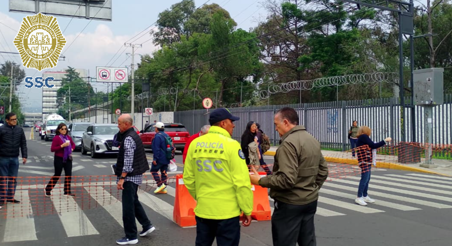 OVIALCDMX's tweet photo. 10:00 #PrecauciónVial | Manifestantes cierran la circulación en el cruce de Céfiro y Av. del Imán, alcaldía Coyoacán. #AlternativaVial Calle Alba, Av. Panamericana y Cto. Centro Cultural. https://t.co/ASEWbqLvki