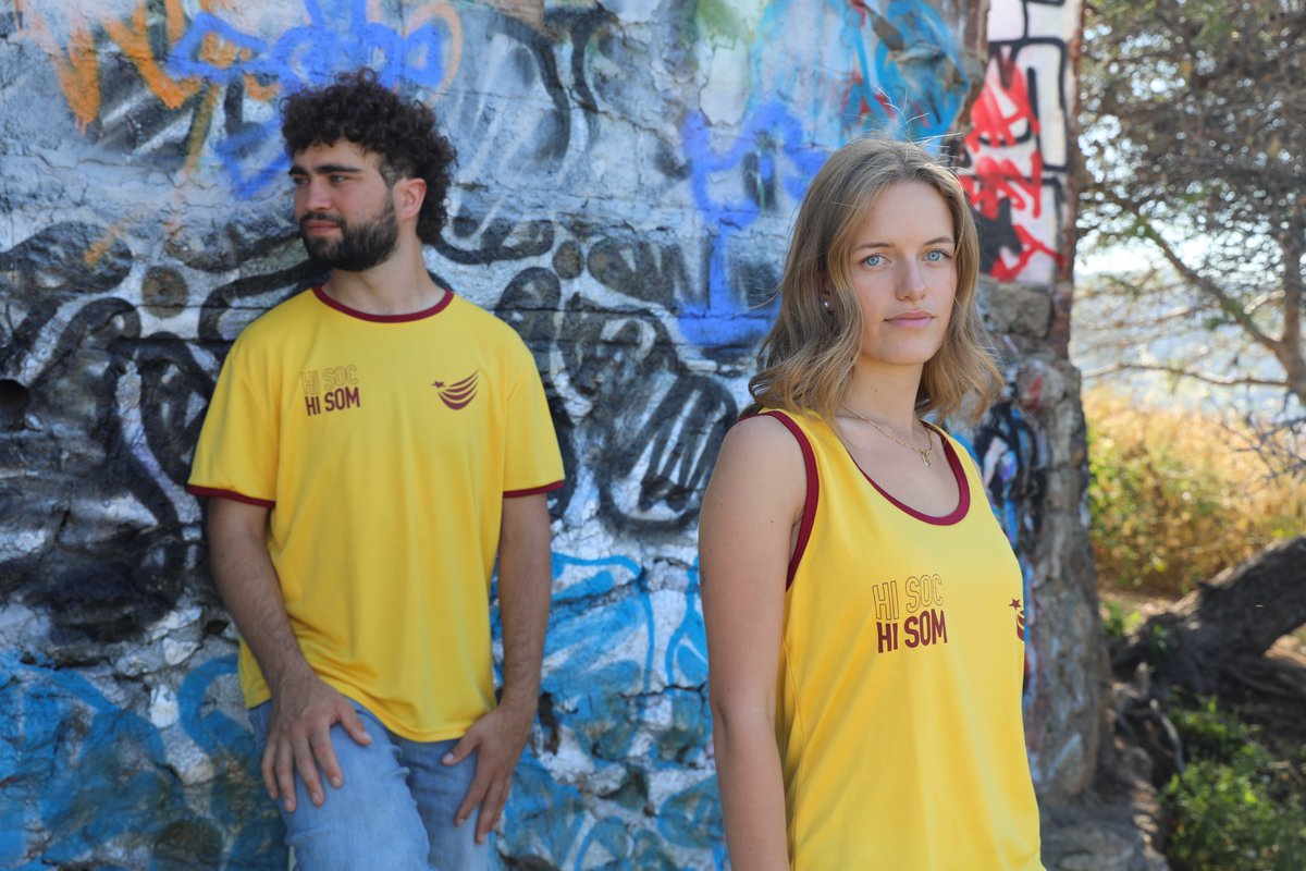 assemblea's tweet photo. 👀Amb la mirada posada en la independència.

Pel present i pel futur, HI SOC. HI SOM.

👕Aconsegueix la samarreta a https://t.co/RdX8uxoKFP https://t.co/zx2U0C9z1G